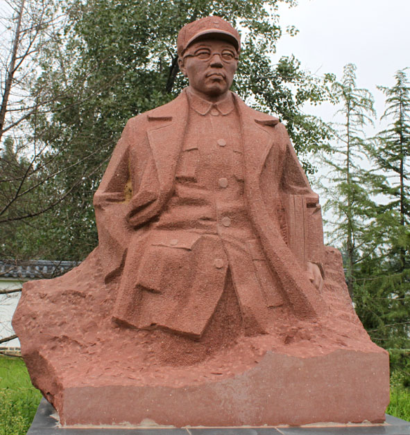 《黄克诚将军 》红砂岩 高180cm2007年